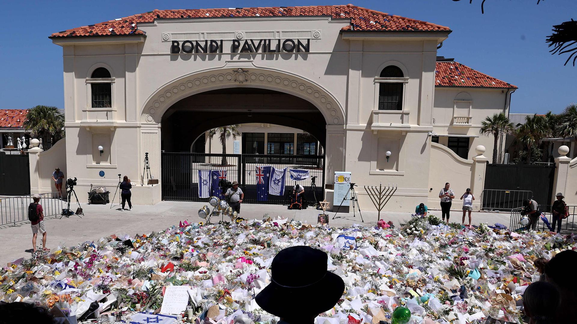 Trauernde stehen vor dem Bondi Pavilion in Sydney, AUstralien. | AFP