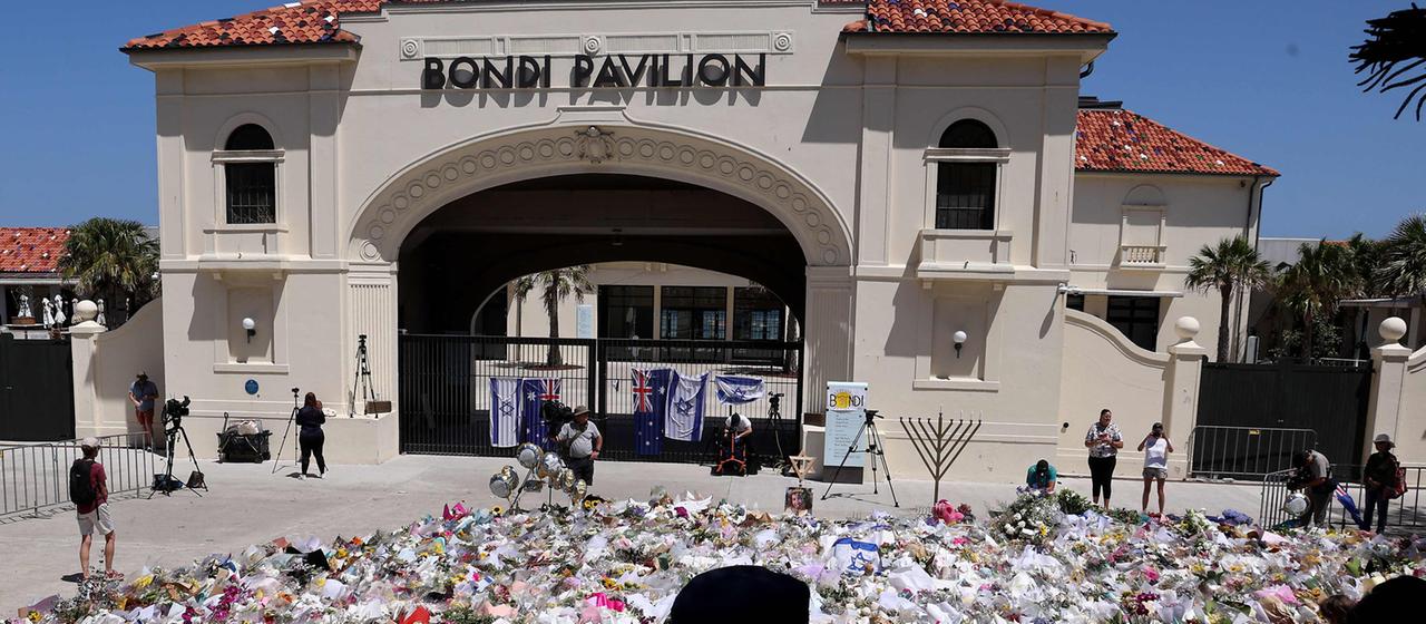 Trauernde stehen vor dem Bondi Pavilion in Sydney, AUstralien.