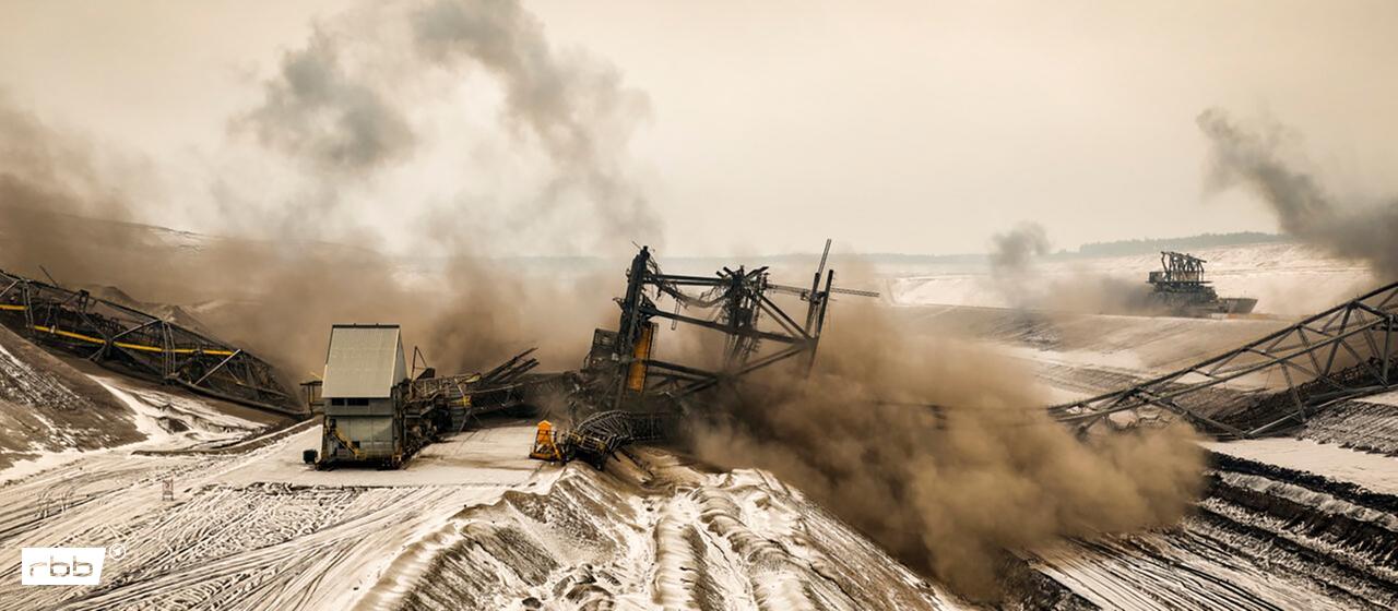 Die Förderbrücke F60 im Moment der Sprengung.