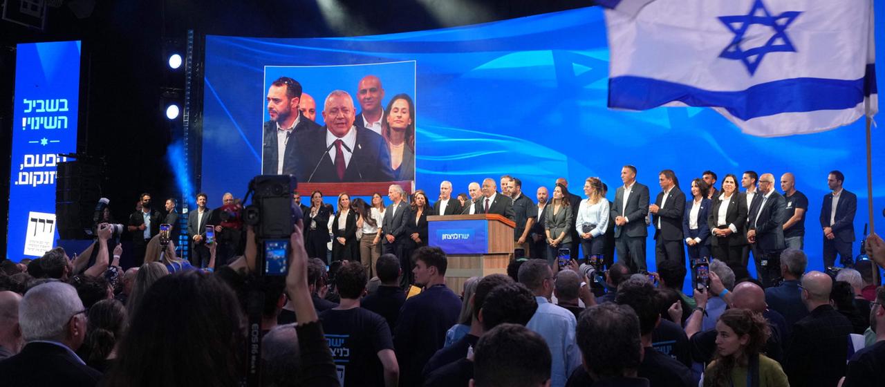 Gadi Eisenkot hält in der Wahlnacht eine Rede nachdem die ersten Prognosen veröffentlicht worden sind.