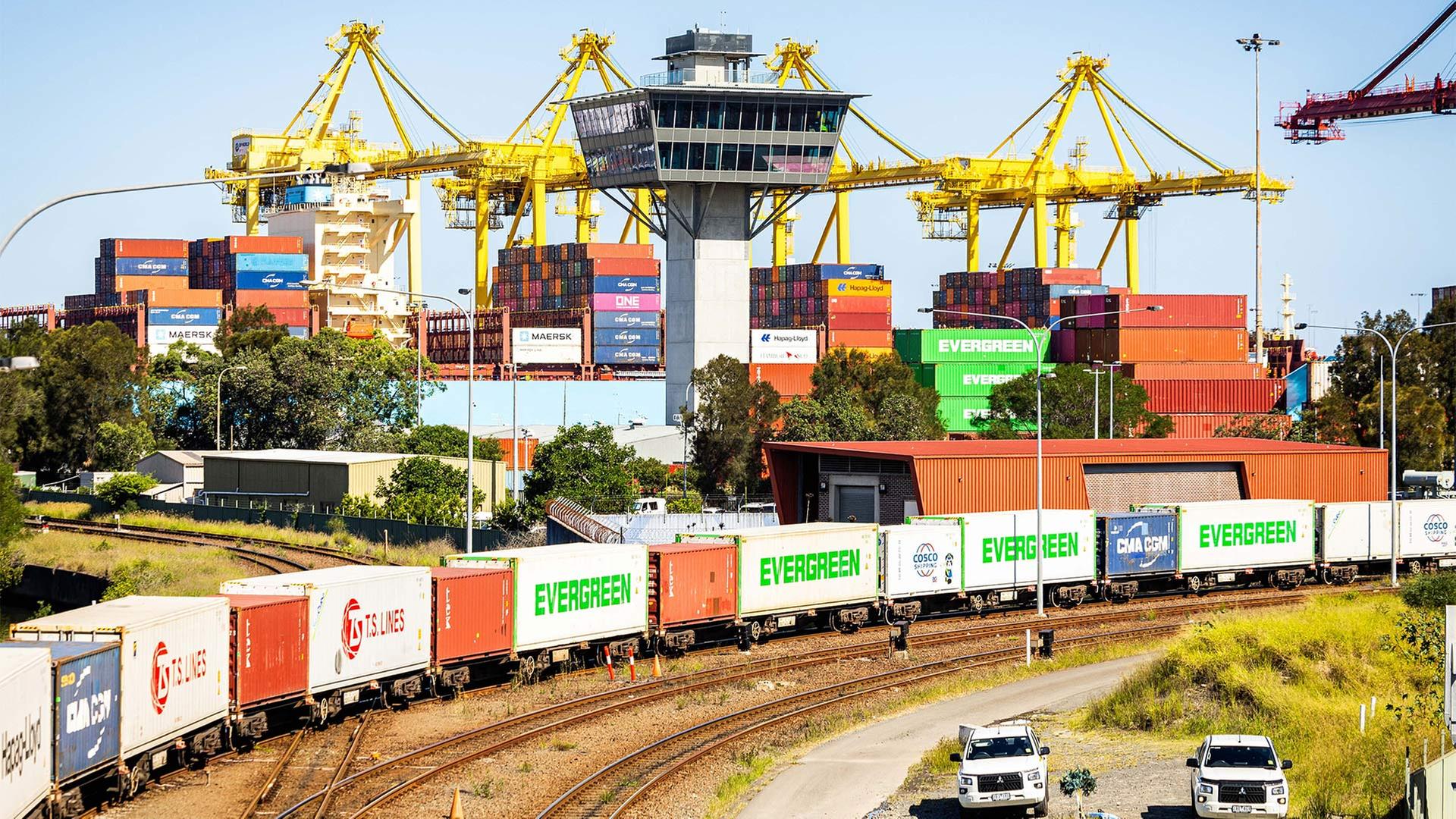 Schiffscontainer und ein G�terzug im Hafen Port Botany in Sydney. | picture alliance/dpa/AAP