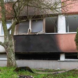 an einem DDR-Wohnblock sieht man eine verusste, schwarze Wand, wo vor Tagen ein Keller brannte.