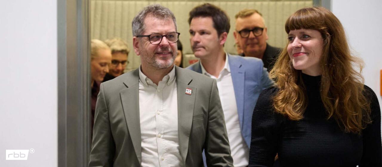 Werner Graf (l-r, Bündnis90/Die Grünen), Spitzenkandidat sseiner Partei, Steffen Krach (SPD) Spitzenkandidat seiner Partei und Kerstin Wolter (Die Linke), Landesvorsitzende kommen nach Vorgesprächen zur Regierungsbildung im Haus der Statistik zur Pressekonferenz. (Quelle: dpa/Riedl)