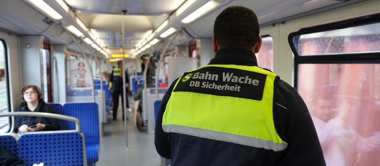 Fahrkartenkontrolleure in einer S-Bahn