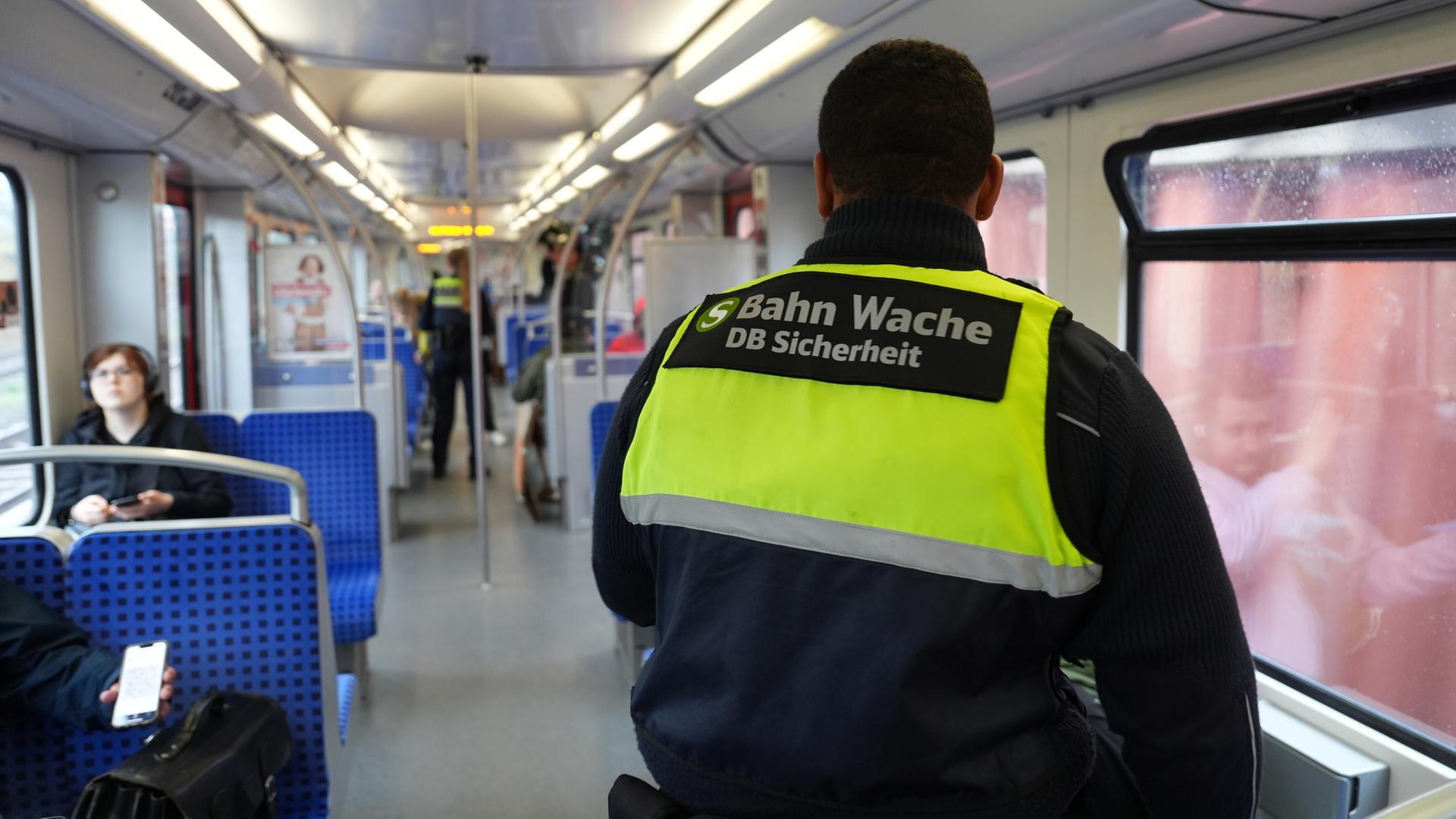 Fahrkartenkontrolleure in einer S-Bahn | dpa
