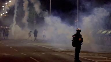 Bereitschaftspolizisten setzen bei einer Anti-Regierungs-Demonstration im serbischen Belgrad Tränengas ein.