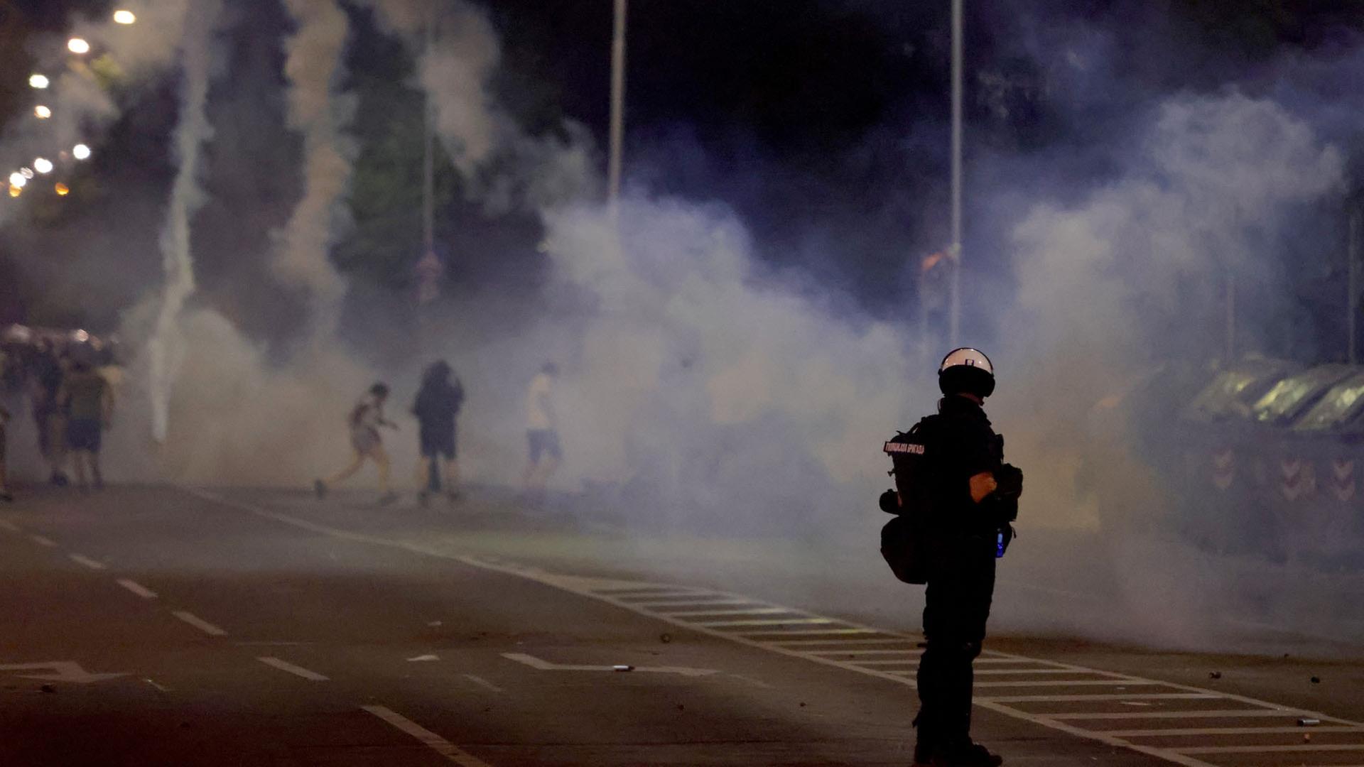 Bereitschaftspolizisten setzen bei einer Anti-Regierungs-Demonstration im serbischen Belgrad Tränengas ein. | EPA