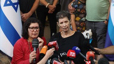 Yocheved Lifschitz (r.) spricht mithilfe ihrer Tochter Sharone Lifschitz (l.) auf einer Pressekonferenz in einem Krankenhaus von Tel Aviv