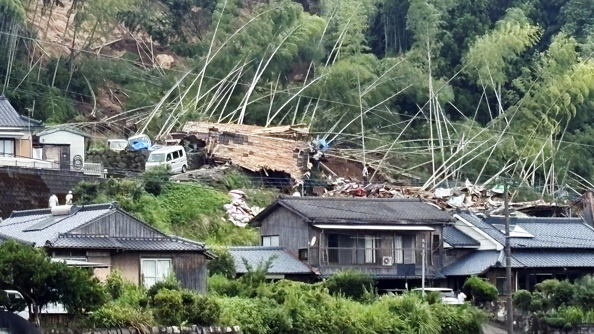 Blick auf ein Haus, das durch einen Erdrutsch in Aira im Südwesten Japans zerstört wurde. | EPA