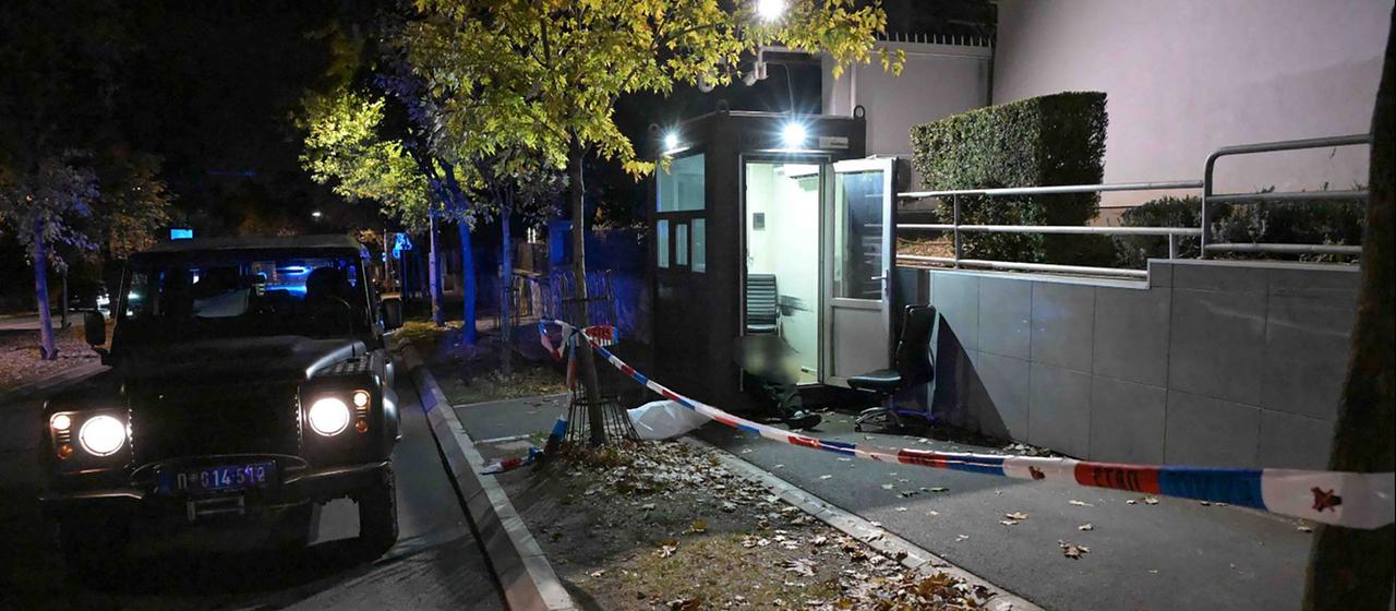 Dieses vom serbischen Innenministerium am 28. Oktober 2026 bereitgestellte Foto zeigt den Tatort eines Angriffs auf die israelische Botschaft in Belgrad.