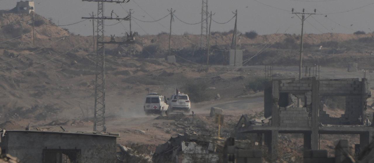 Zwei Fahrzeug des Roten Kreuz verlassen den Gaza-Streifen.