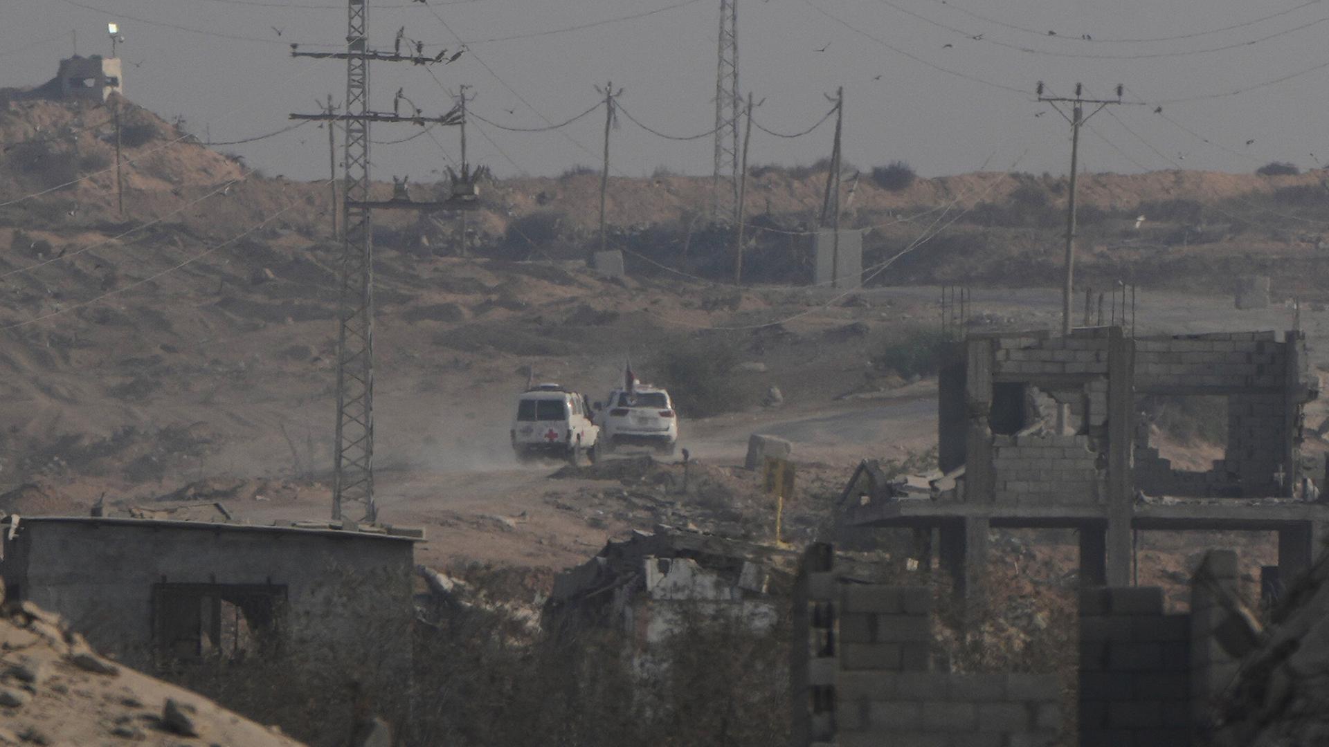 Zwei Fahrzeug des Roten Kreuz verlassen den Gaza-Streifen. | AP