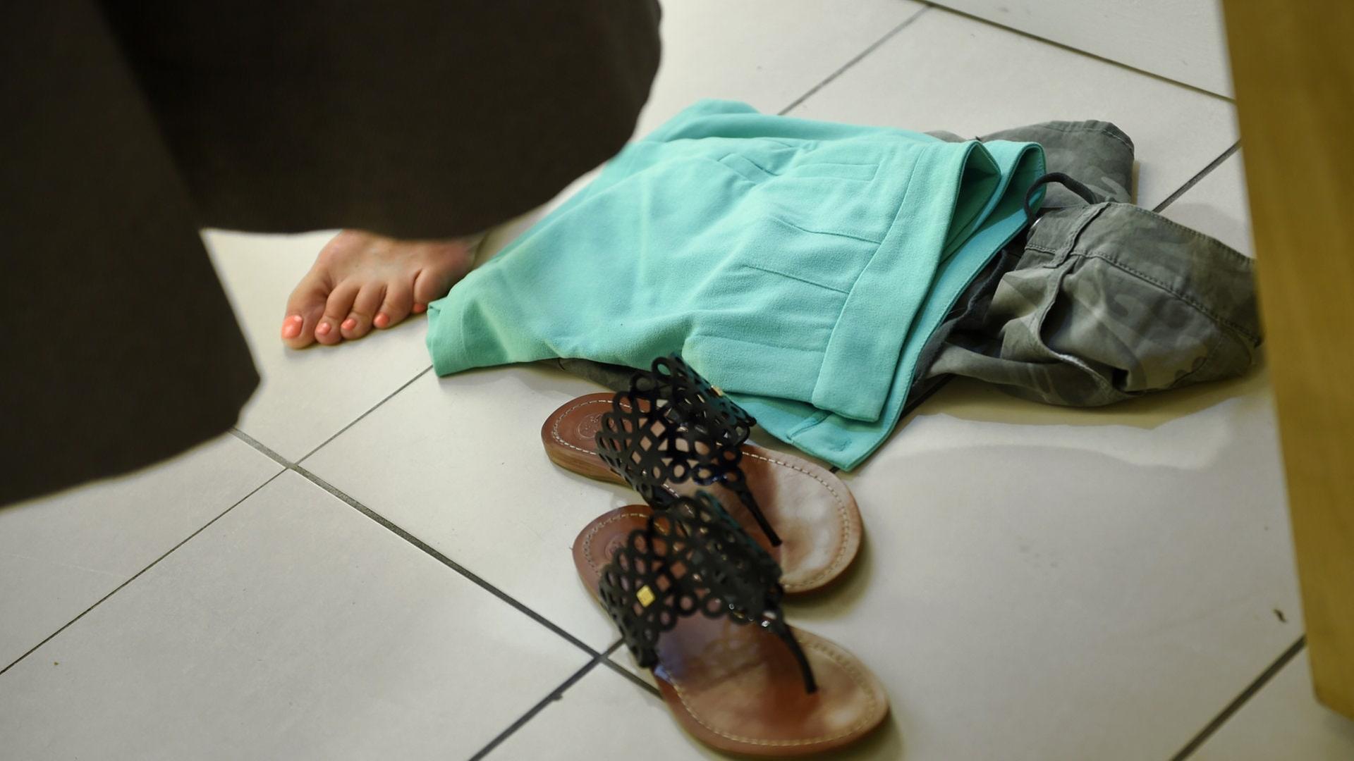 Frauen werden immer wieder heimlich gefilmt - beispielweise wie hier auch in einer Umkleide eines Geschäfts | dpa Bildfunk, Picture Alliance