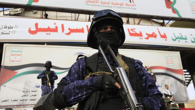 Huthi-Rebell steht Wache in Sanaa, Jemen. (Aufnahme vom 10. November 2023)