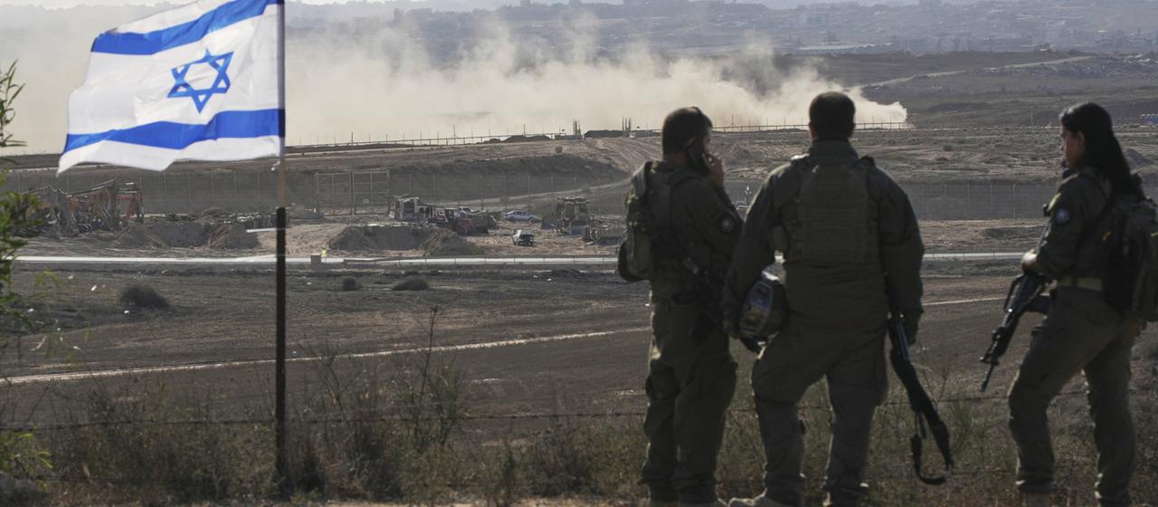 Drei israelische Soldaten schauen auf den Gazastreifen | AP Drei israelische Soldaten schauen auf den Gazastreifen