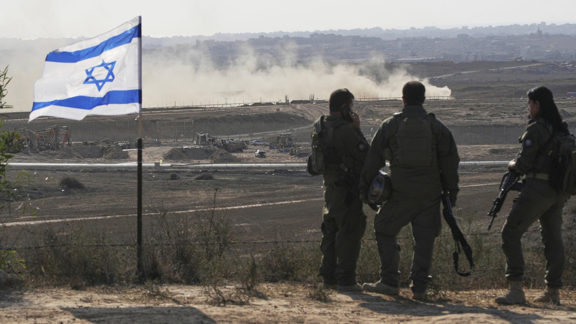Drei israelische Soldaten schauen auf den Gazastreifen | AP