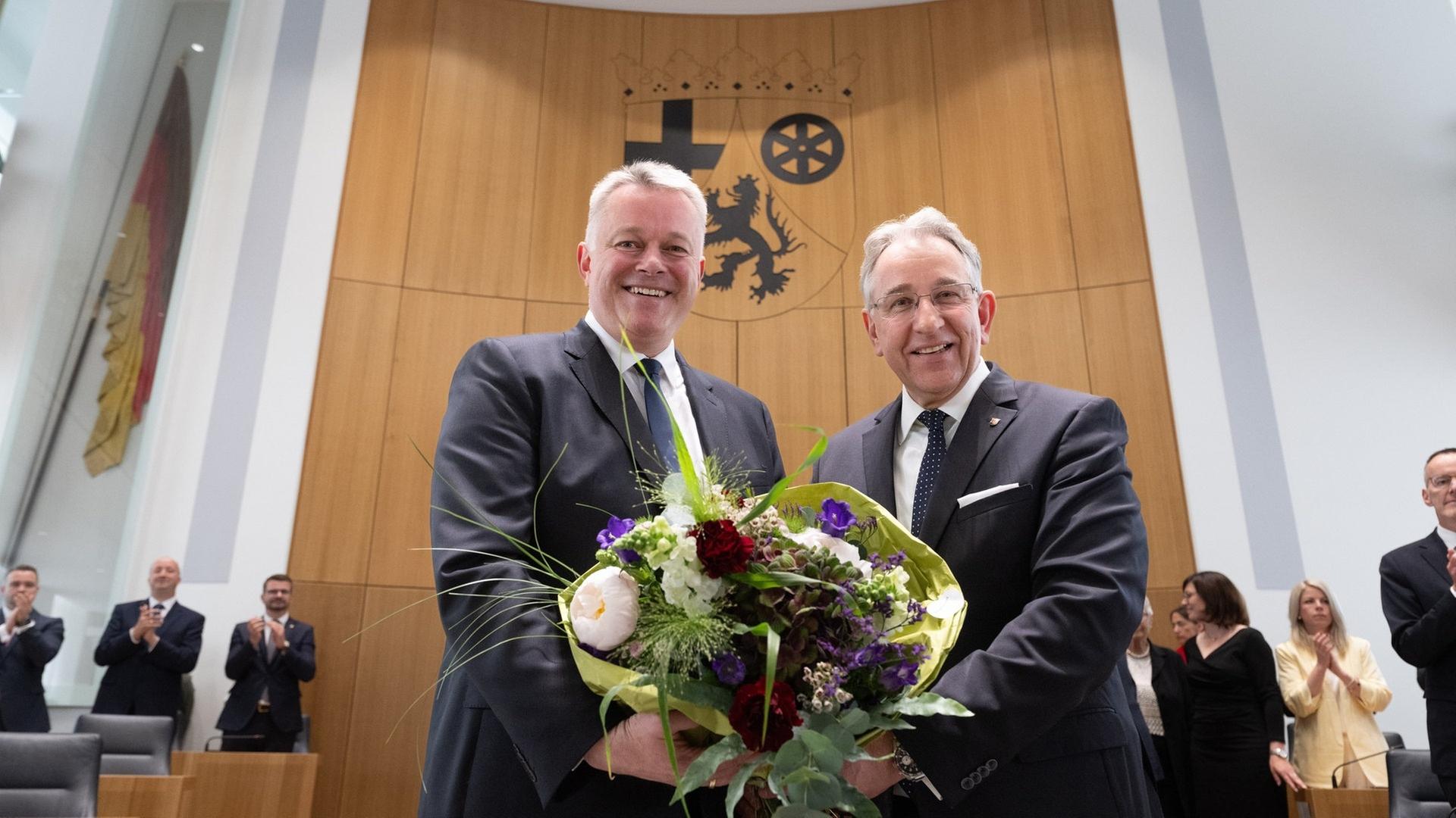 Der neu gewÃ¤hlte MinisterprÃ¤sident Gordon Schnieder (l.) legt den Amtseid ab. | dpa Bildfunk, picture alliance/dpa | Boris Roessler