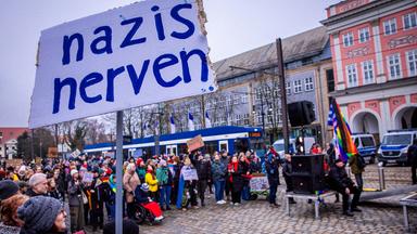 In Rostock versammeln sich Menschen zum Protest gegen die AfD und Rechtsextremismus