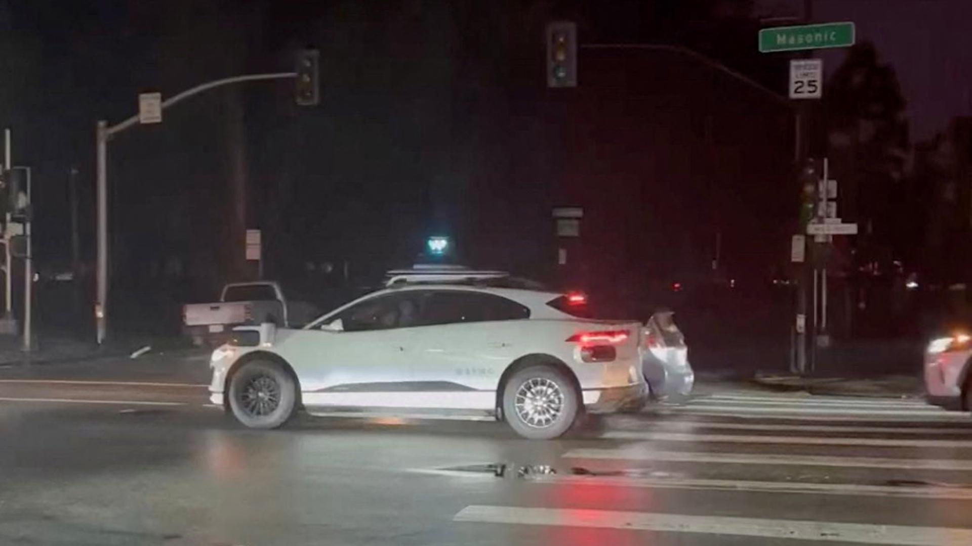 Ein Waymo-Auto steht in San Francisco (Kalifornien, USA) auf der Straße. | via REUTERS