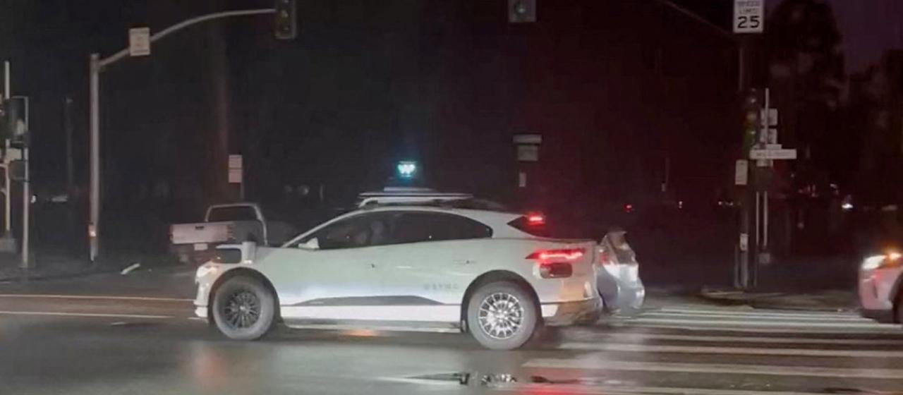Ein Waymo-Auto steht in San Francisco (Kalifornien, USA) auf der Straße.