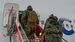 Soldaten der Bundeswehr steigen in ein Flugzeug ein.