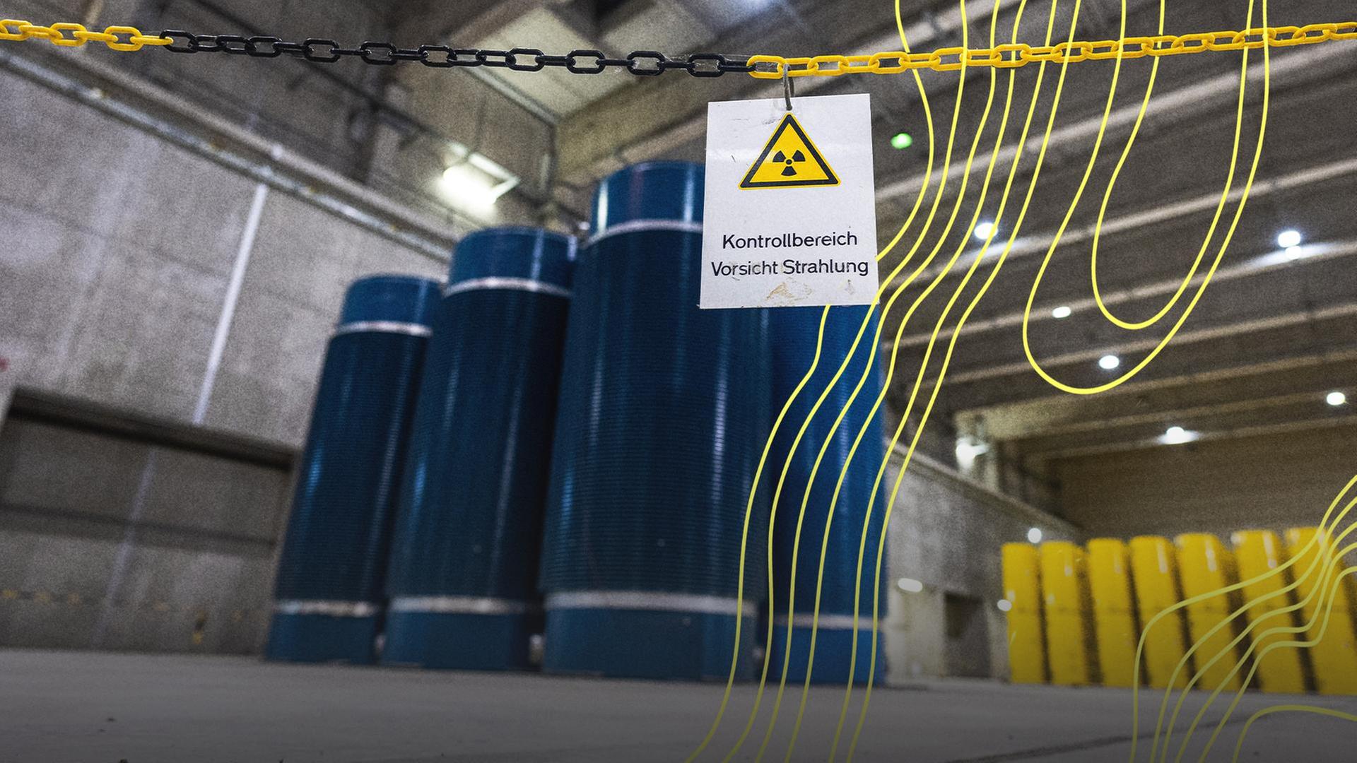 Lagerhalle, in der hochradioaktive gelbe CASTOR Behälter vom Typ THTR und blaue vom Typ CASTOR V/19, aus Atomkraftwerken in Ahaus zwischengelagert werden. | picture alliance/dpa, Guido Kirchner