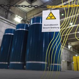 Lagerhalle, in der hochradioaktive gelbe CASTOR Behälter vom Typ THTR und blaue vom Typ CASTOR V/19, aus Atomkraftwerken in Ahaus zwischengelagert werden.