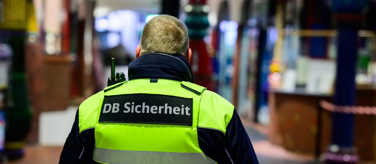 Ein Mitarbeiter trägt eine Jacke mit der Aufschrift "DB Sicherheit" (Archivbild: 25.11.2025)