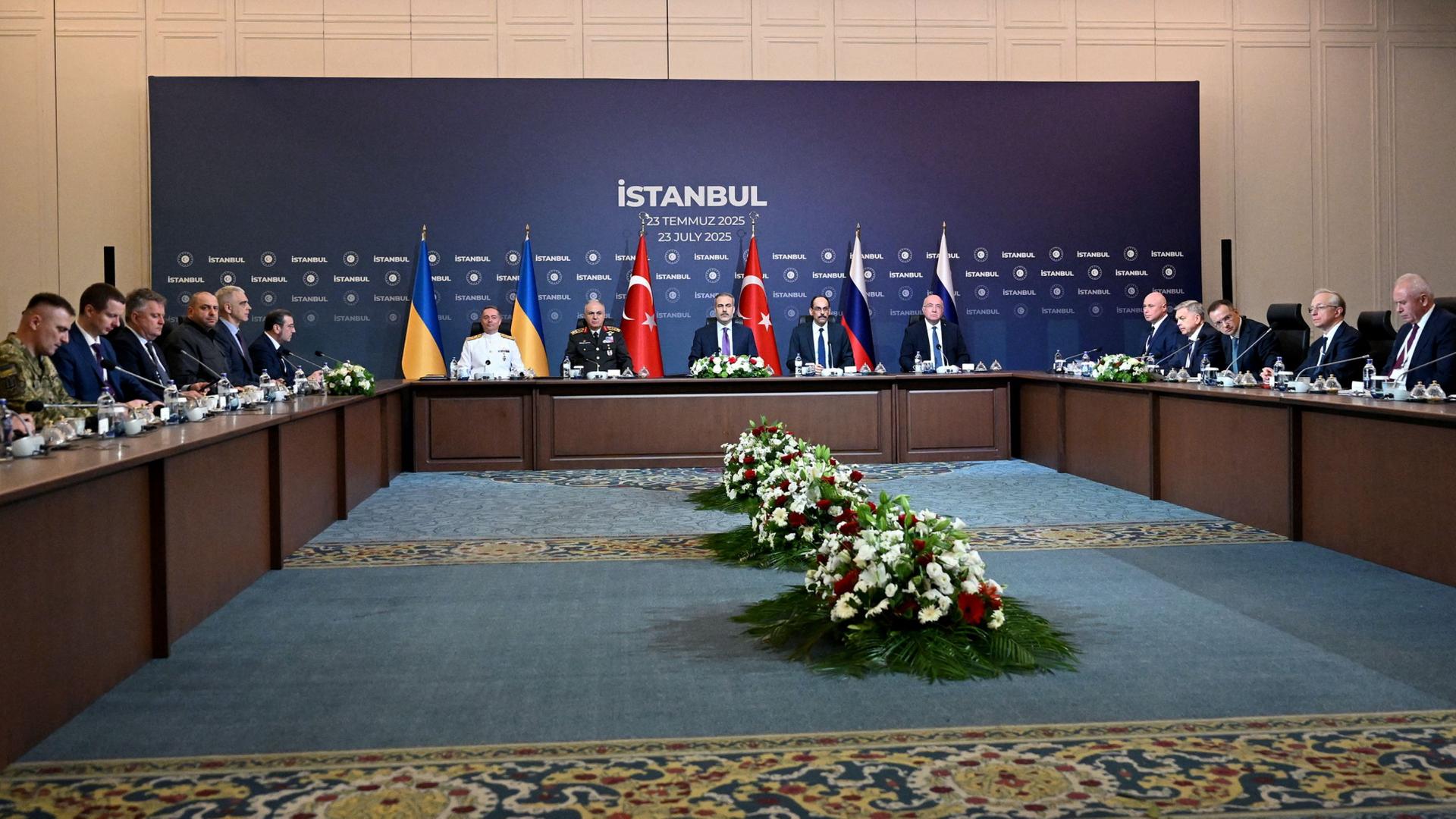 Delegationen aus Ukraine, Russland und der Türkei bei den Verhandlungen in Istanbul. | AFP