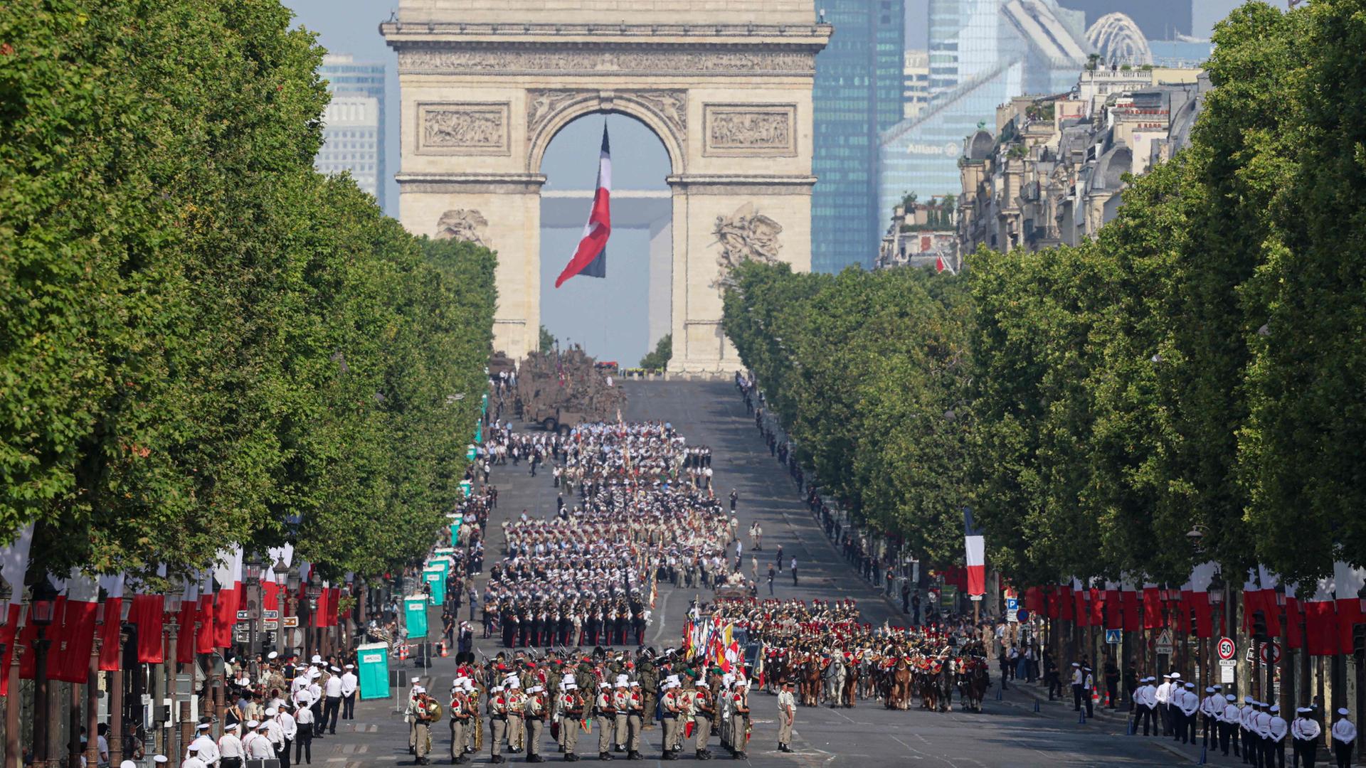 Frankreich setzt mit Militärparade Zeichen für Ukraine-Unterstützung Frankreich setzt mit Militärparade Zeichen für Ukraine-Unterstützung