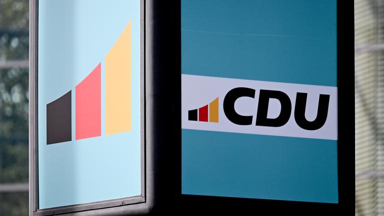 Das neue CDU-Logo ist vor dem Konrad-Adenauer-Haus, der CDU-Parteizentrale in Berlin, zu sehen. 