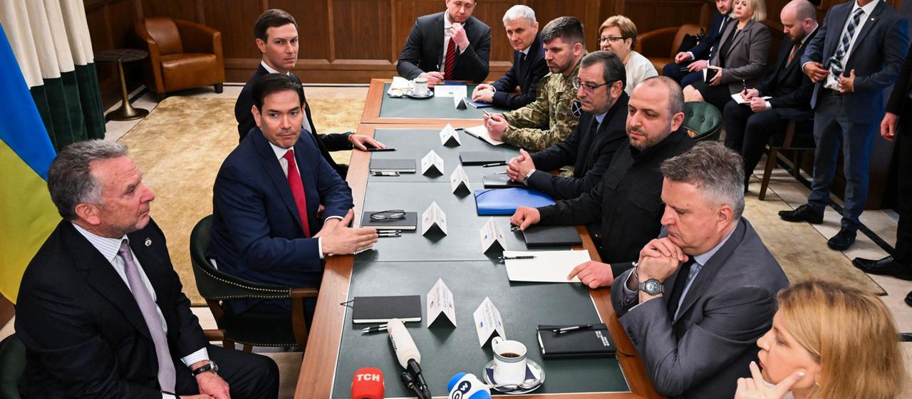 US-Außenminister Rubio und der Sondergesandte Witkoff beim Treffen mit Vertretern der Ukraine in Florida. 