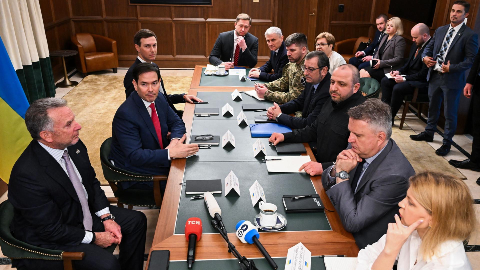 US-Außenminister Rubio und der Sondergesandte Witkoff beim Treffen mit Vertretern der Ukraine in Florida.  | AFP