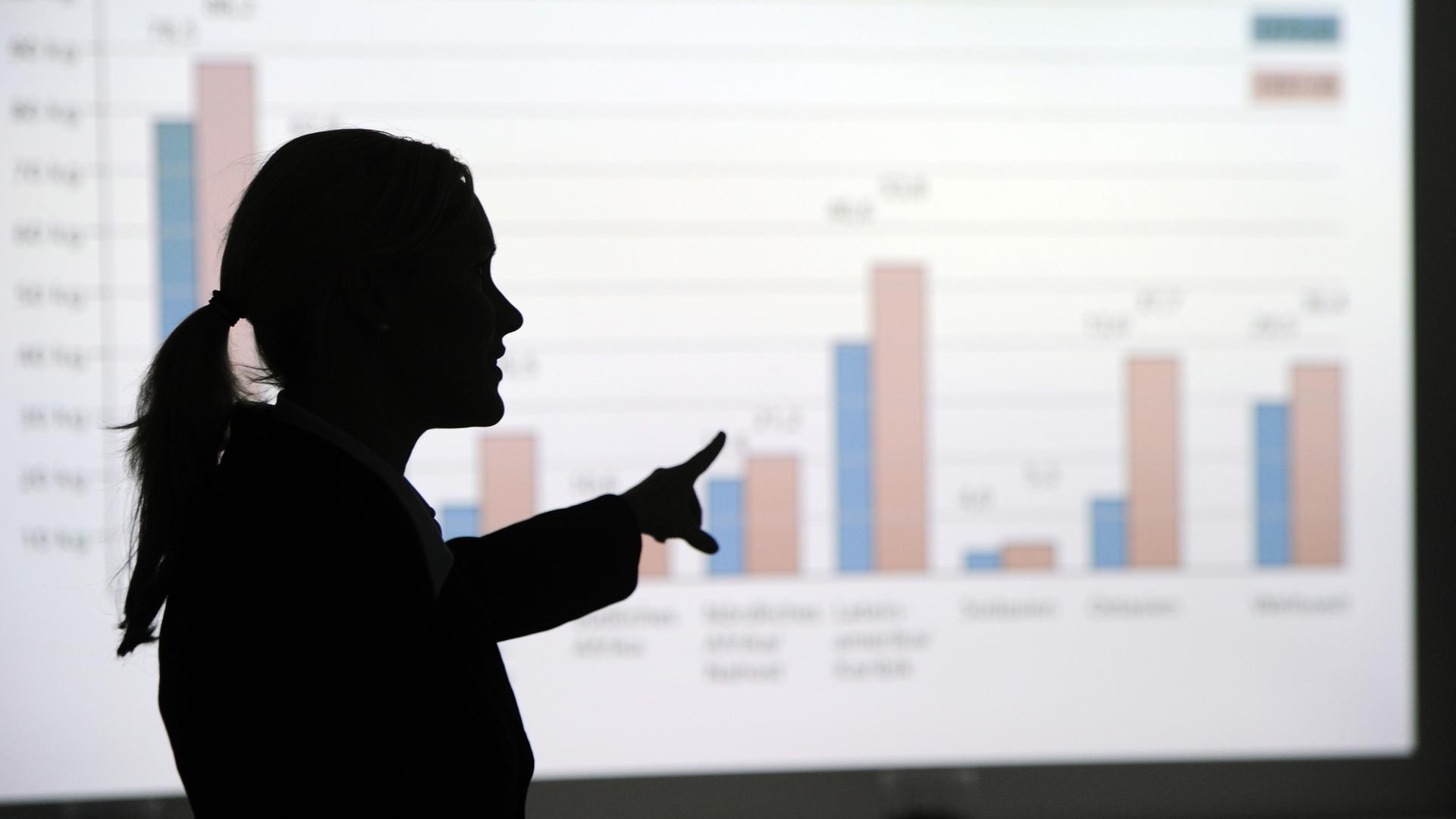 Eine Frau zeigt auf eine Pr�sentation | dpa