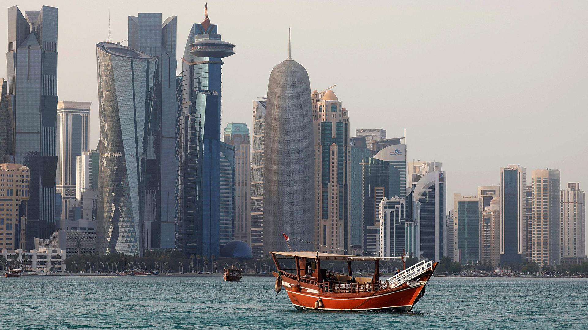 Ein traditionelles Boot fährt vor der Skyline von Doha (Katar). | AFP