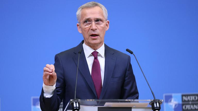 Der NATO-Generalsekretär Jens Stoltenberg hält eine Rede.