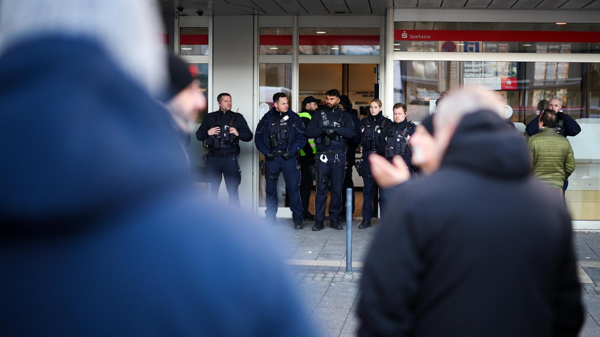 Polizei und Kunden vor Sparkasse in Gelsenkirchen | dpa/Christoph Reichwein