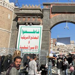 Das Tor zur Altstadt von Sanaa mit Bannern, die den "Tod" der USA und Israels beschwören.