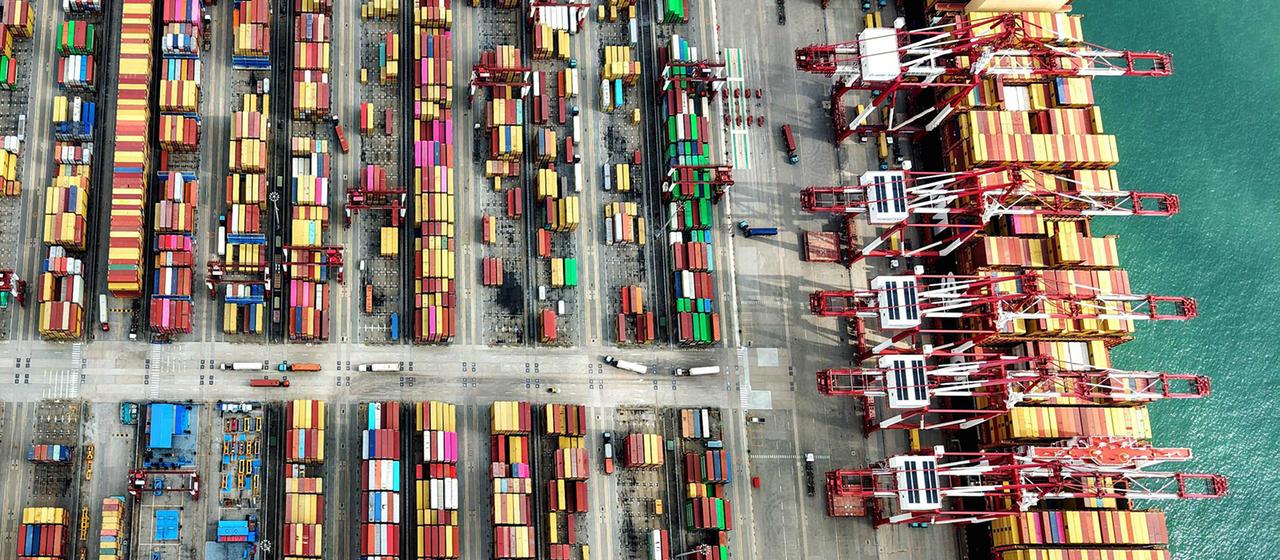 Luftaufnahme: Ein Schiff liegt am Containerterminal des Hafens in Qingdao in der ostchinesischen Provinz Shandong.