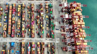 Luftaufnahme: Ein Schiff liegt am Containerterminal des Hafens in Qingdao in der ostchinesischen Provinz Shandong.