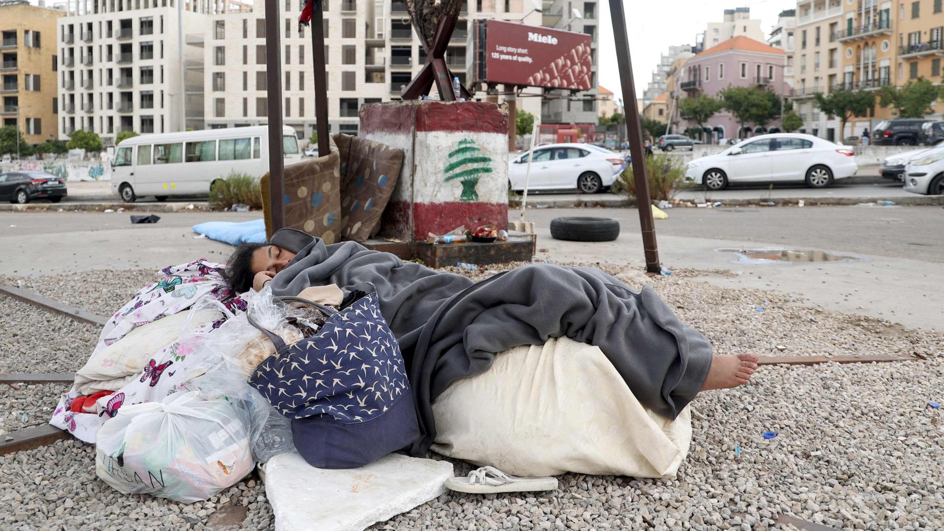 Ein Mädchen schläft auf der Straße in Beirut