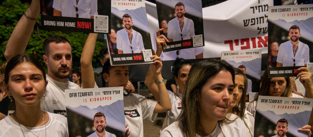 Verwandte und Freunde von Ofir Tzarfati demonstrieren und fordern seine Freilassung. (Archivbild: 04.11.2023) | picture alliance / ZUMAPRESS.com | Israel Fuguemann Verwandte und Freunde von Ofir Tzarfati demonstrieren und fordern seine Freilassung. (Archivbild: 04.11.2023)