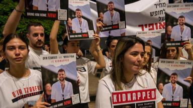 Verwandte und Freunde von Ofir Tzarfati demonstrieren und fordern seine Freilassung. (Archivbild: 04.11.2023) 