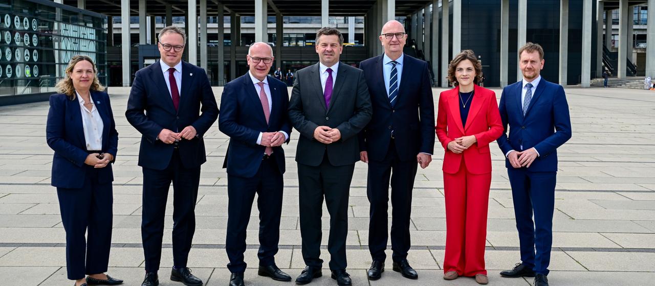 Jutta Bieringer, Mario Voigt, Kai Wegner, Sven Schulze, Dietmar Woidke, Elisabeth Kaiser und Michael Kretschmer
