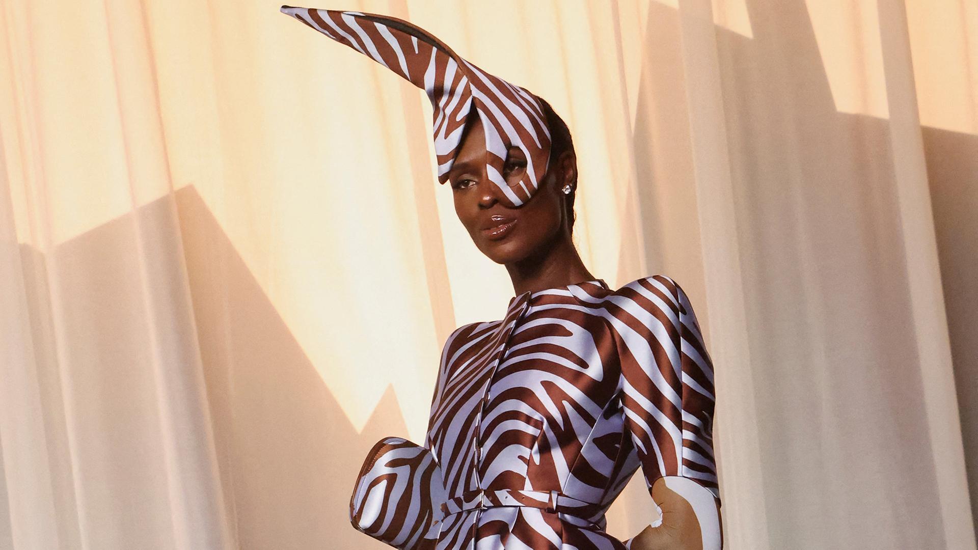 Jodie Turner-Smith in einem braun-weiss gestreiften Kleid mit Hut | REUTERS