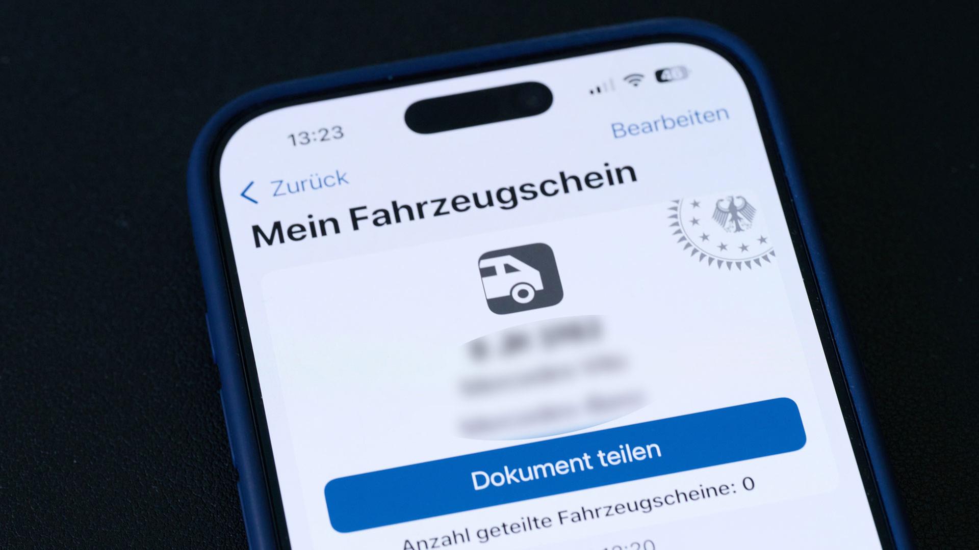 Ein Fahrzeugschein in nder Testversion der neuen i-Kfz-App des Bundes. | 