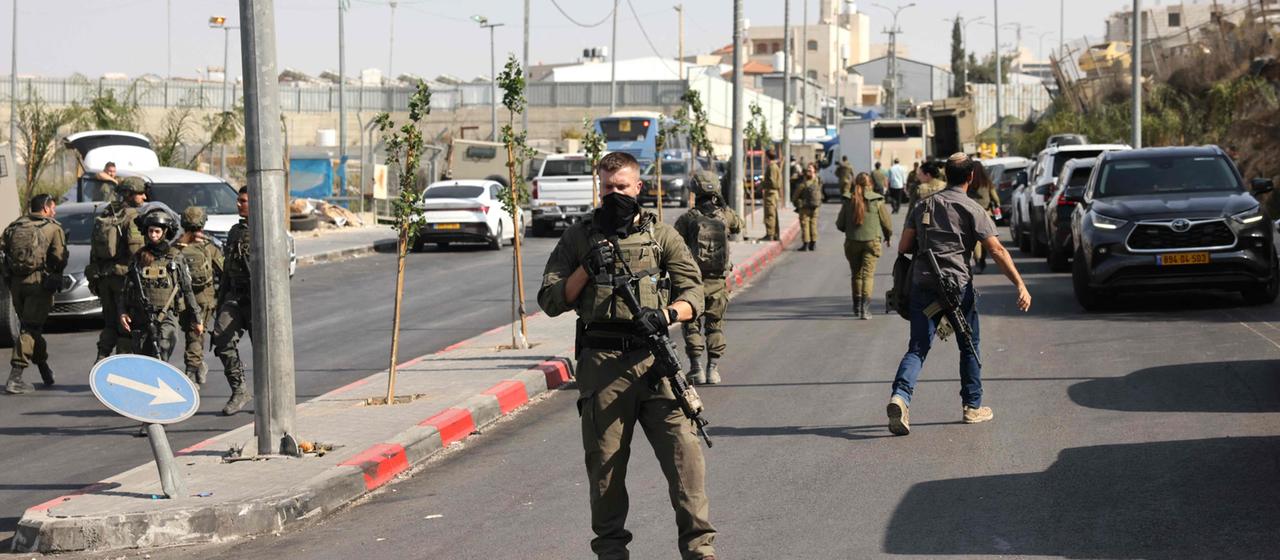 Israelische Soldaten versammeln sich in Hebron, Westjordanland.