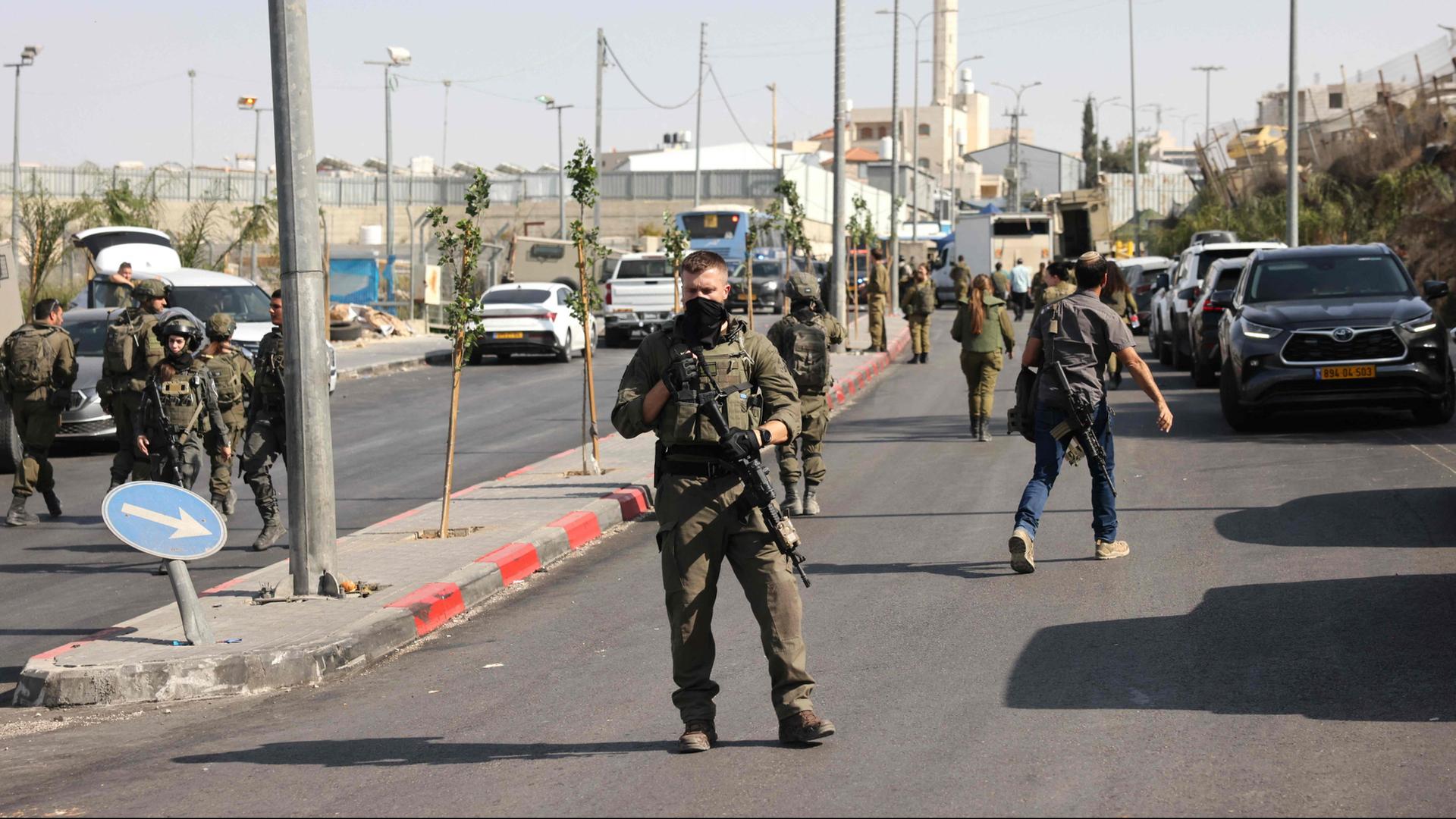 Israelische Soldaten versammeln sich in Hebron, Westjordanland. | AFP