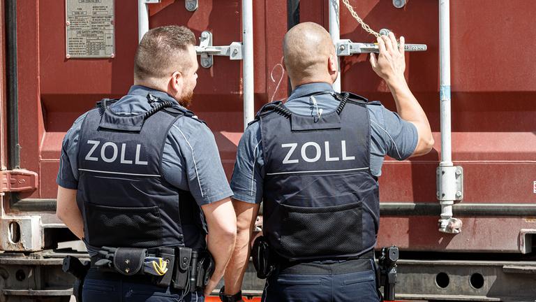 Zwei Beamte des Zolls auf dem Gelände des Hauptzollamts Hamburg.