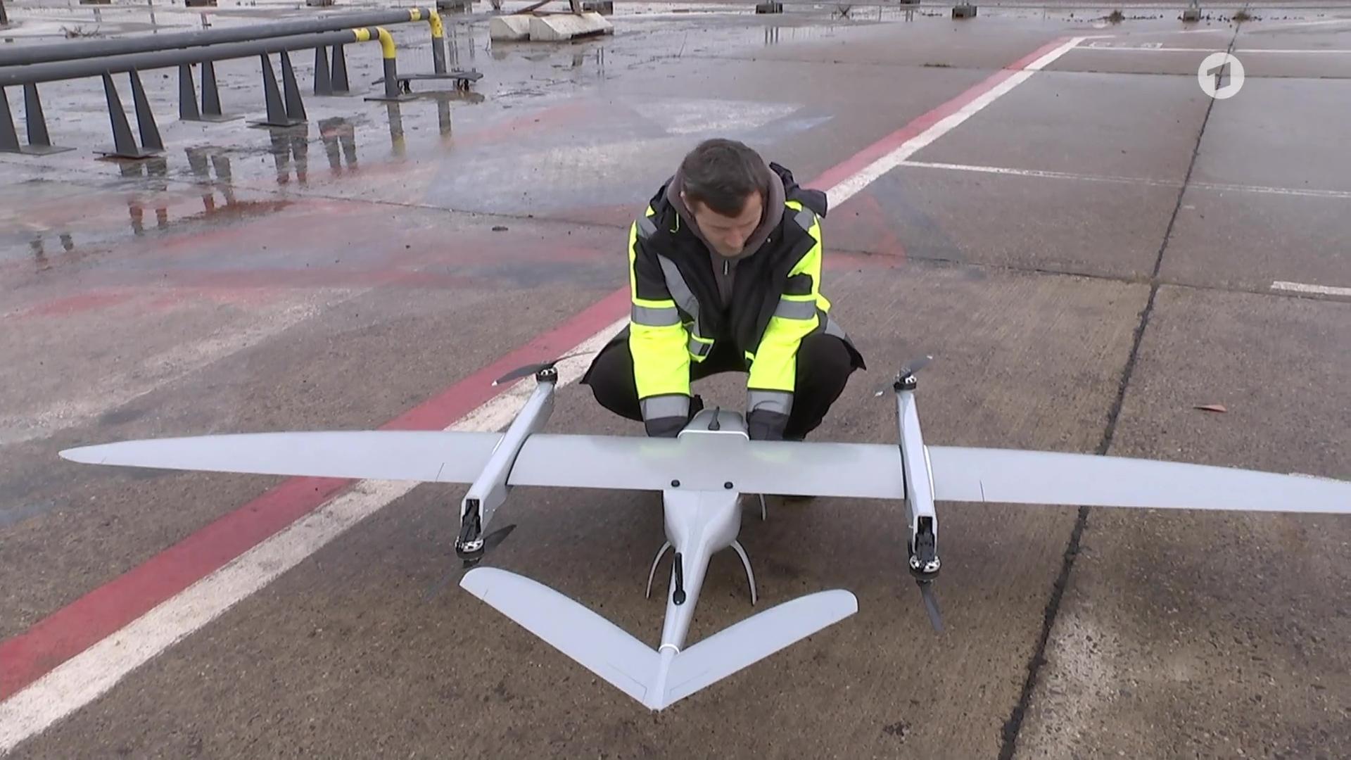 Mitarbeiter von Germandrones mit einer Drohne | ARD-aktuell